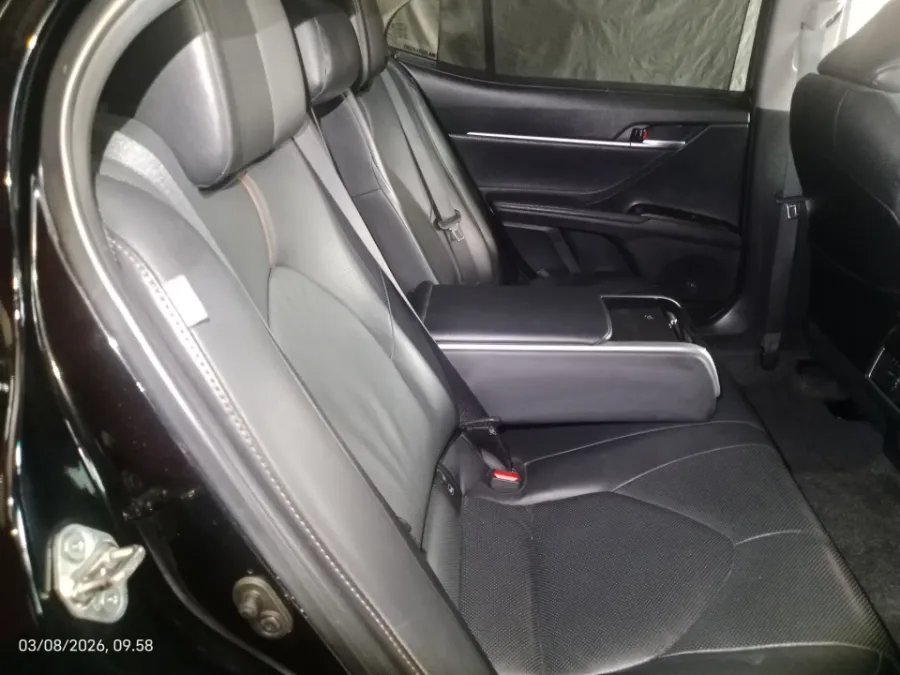Foto Mobil Bekas Kabin Belakang Toyota Camry 2.5 Hybrid tahun 2021